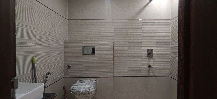 Bathroom, mandi 3 Bedroom 1100 Sq.Ft. Builder Floor In Mandi Delhi 10587056
