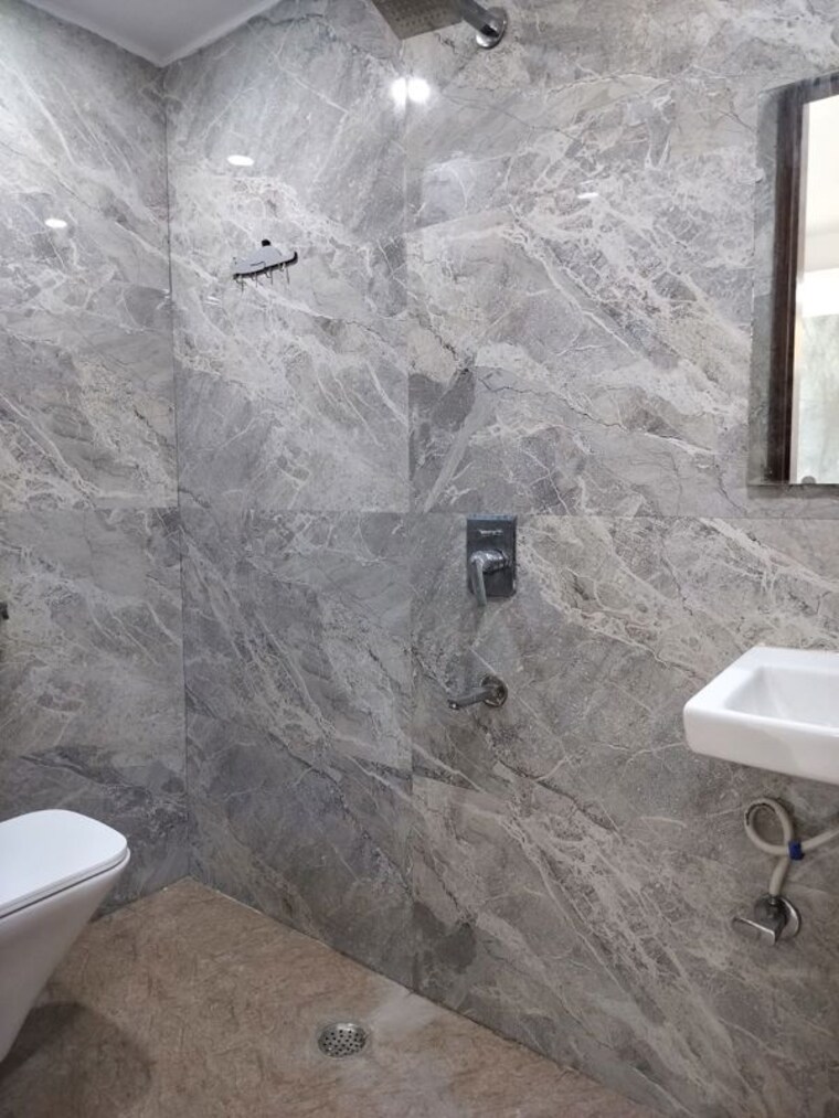 Bathroom, paryavaran complex 2 Bedroom 1000 Sq.Ft. Builder Floor In Paryavaran Complex Delhi 10587092