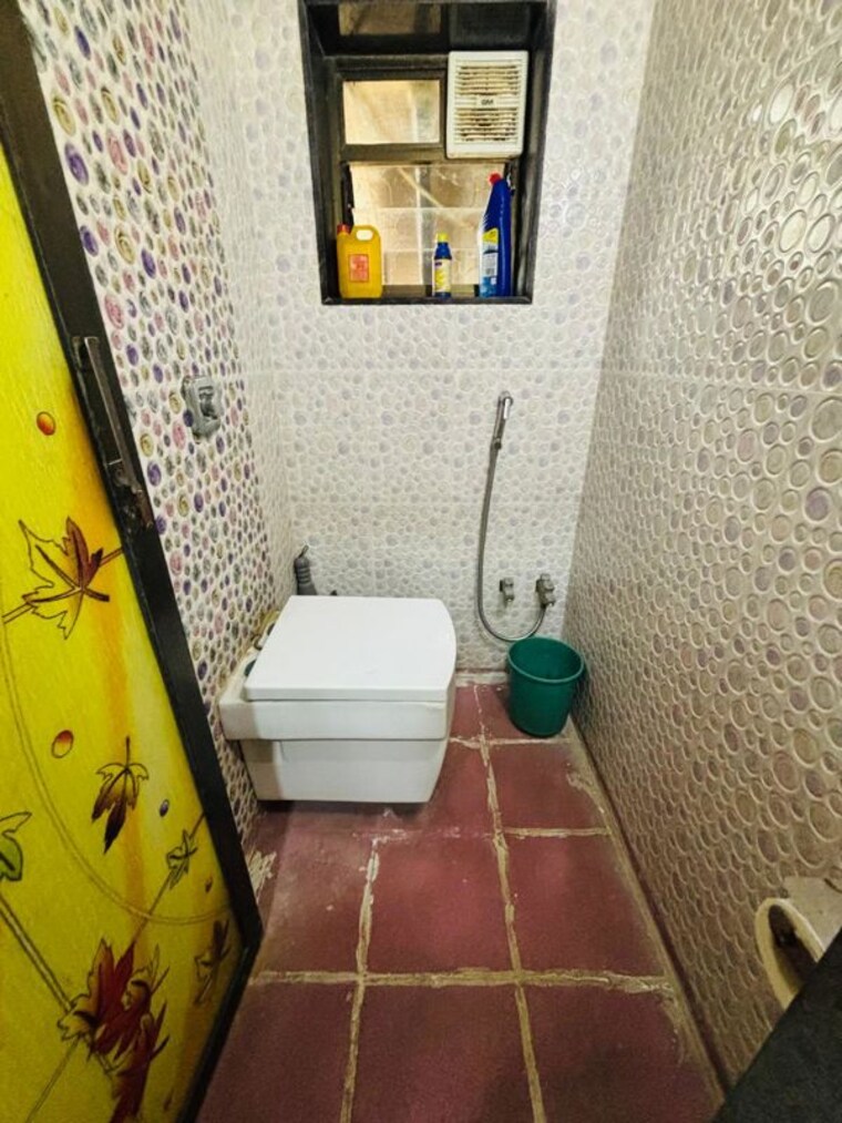 Bathroom, sukh-sagar-society 1 RK 230 Sq.Ft. Apartment In Prabhadevi Mumbai 10587158