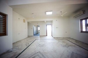 Room in  Showroom at Jivraj Park – for Sale