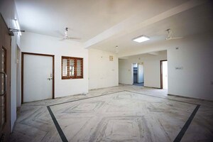 Room in  Showroom at Jivraj Park – for Sale