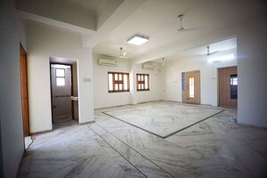 Room in  Showroom at Jivraj Park – for Sale
