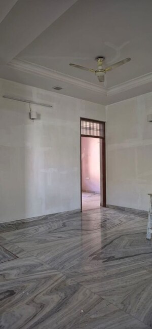 Room in 3 BHK Independent House at Viraj Khand – for Rent