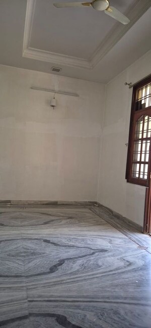 Room in 3 BHK Independent House at Viraj Khand – for Rent