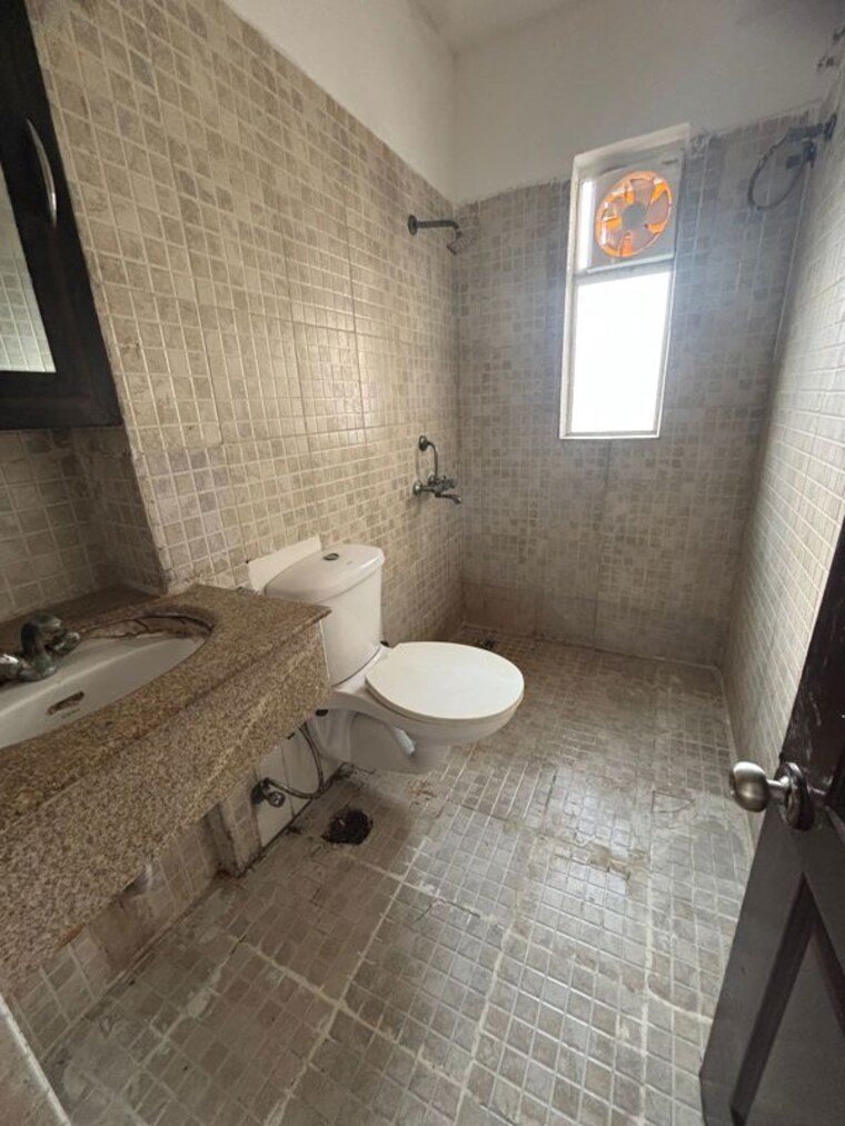 Bathroom, paras-tierea 2.5 Bedroom 1070 Sq.Ft. Apartment In Sector 137 Noida 10257011