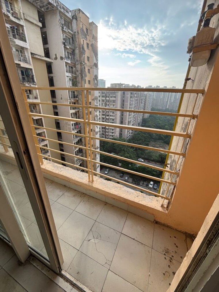 Balcony, paras-tierea 2.5 Bedroom 1070 Sq.Ft. Apartment In Sector 137 Noida 10257011