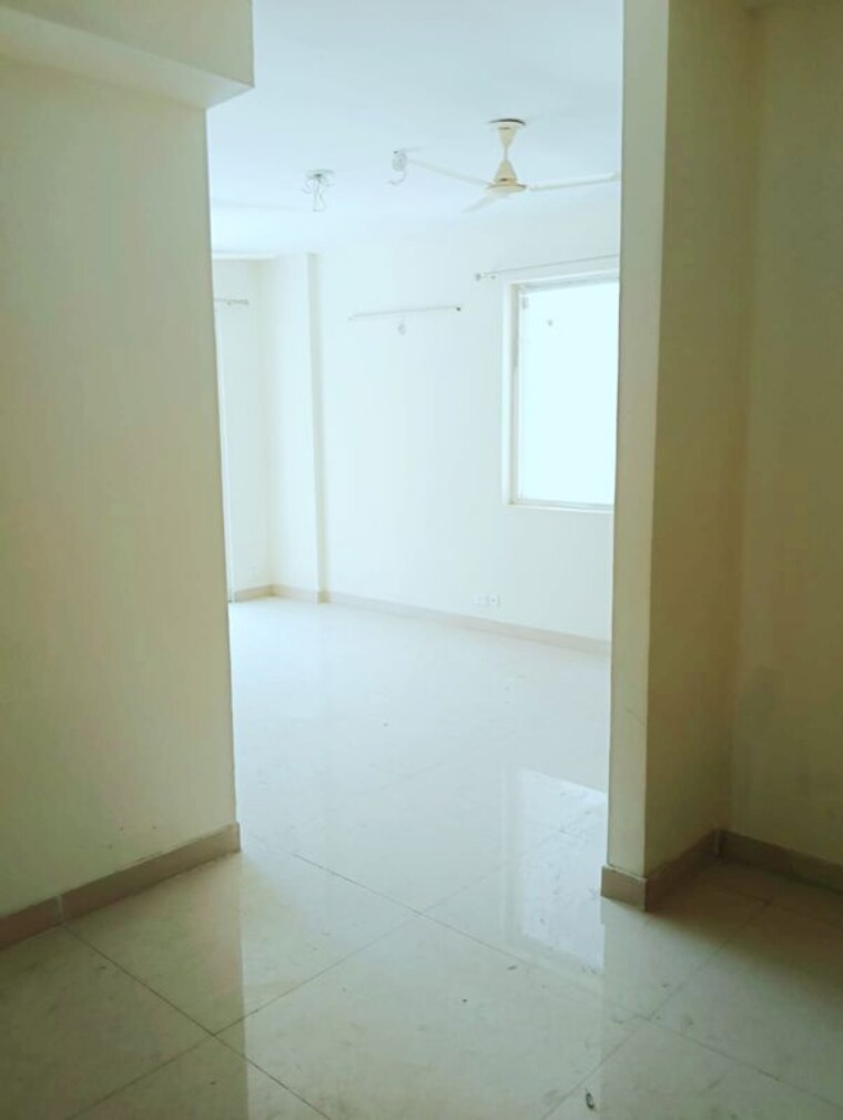 Room, amrapali-hanging-gardens 2.5 Bedroom 1350 Sq.Ft. Apartment In Sector 107 Noida 10587295