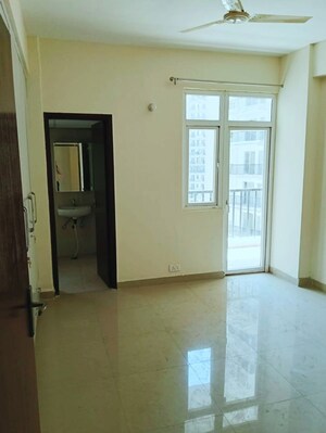 Room in 2.5 BHK Apartment at Amrapali Hanging Gardens, Sector 107 – for Rent