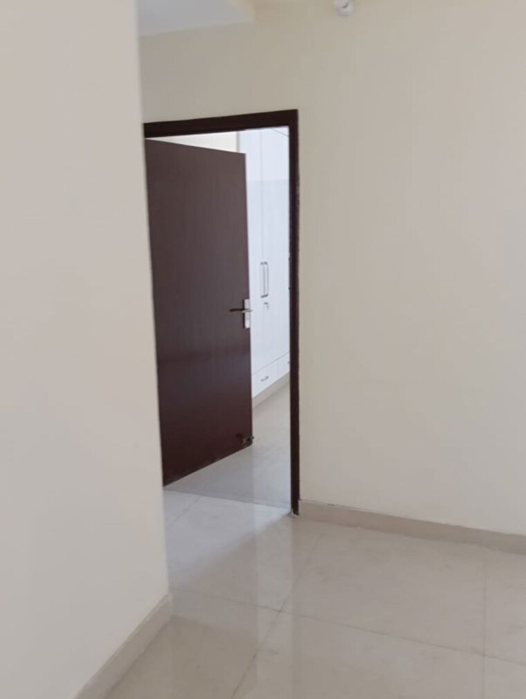Room, amrapali-hanging-gardens 2.5 Bedroom 1350 Sq.Ft. Apartment In Sector 107 Noida 10587295