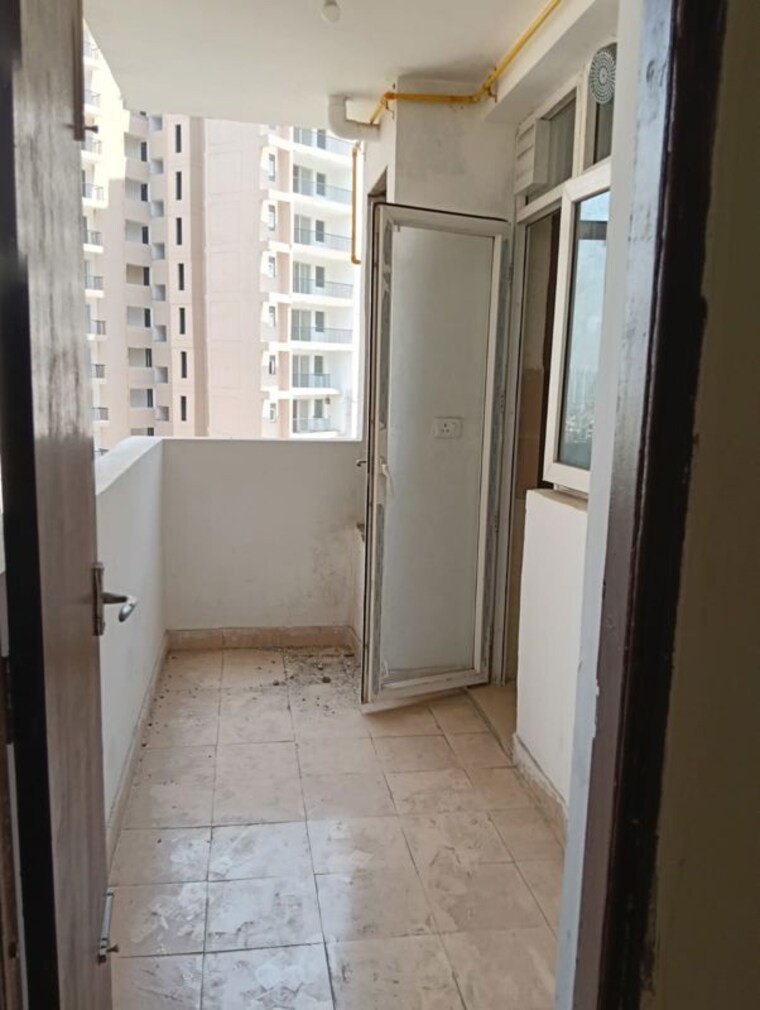 Bathroom, amrapali-hanging-gardens 2.5 Bedroom 1350 Sq.Ft. Apartment In Sector 107 Noida 10587295