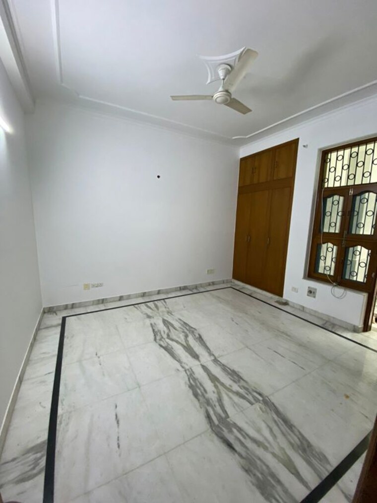 Room, sector 46 2.5 Bedroom 300 Sq.Mt. Villa In Sector 46 Noida 10587373