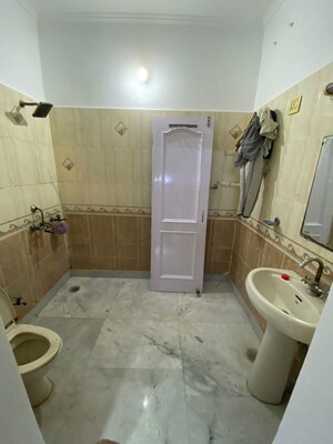 Bathroom in 2.5 BHK Villa at Sector 46 – for Rent