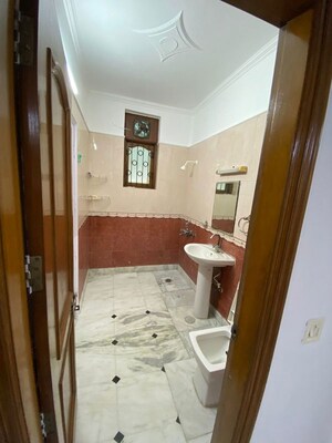 Building Lobby in 2.5 BHK Villa at Sector 46 – for Rent