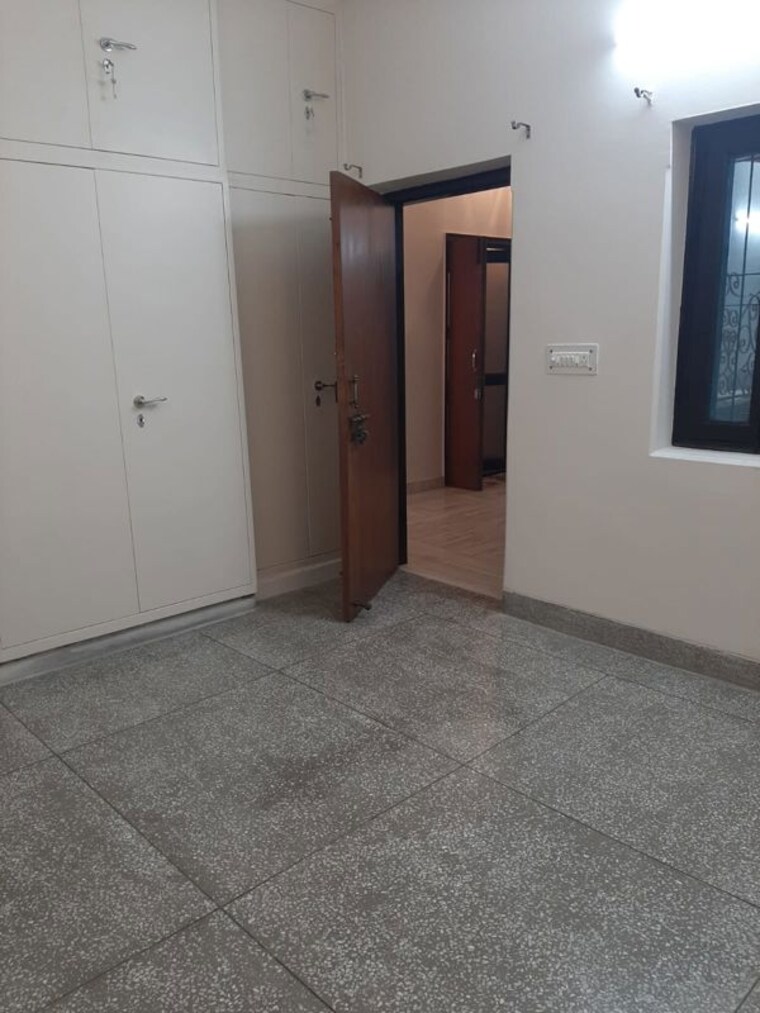 Room, sector 46 2.5 Bedroom 300 Sq.Mt. Villa In Sector 46 Noida 10587373