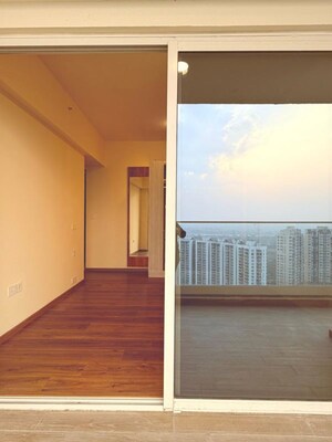 Room in 4 BHK Apartment at Kalpataru Vista, Sector 128 – for Rent