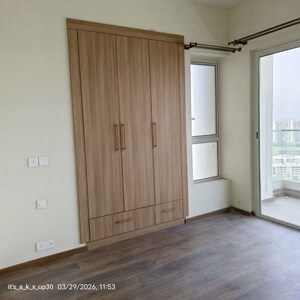 Room in 3.5 BHK Apartment at Kalpataru Vista, Sector 128 – for Rent