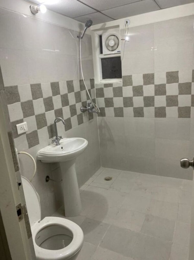 Bathroom, gaur-city-2-14th-avenue 2 Bedroom 1075 Sq.Ft. Apartment In Sector 16c Greater Noida Greater Noida 10587475
