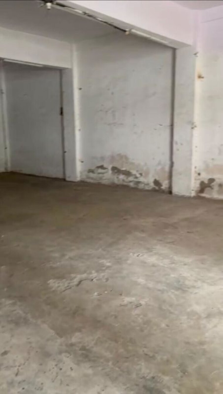 Room, goregaon east Commercial Warehouse 1200 Sq.Ft. In Goregaon East Mumbai 10587535