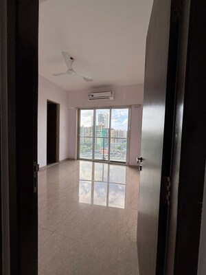 Room in 2 BHK Apartment at JP Decks, Goregaon East – for Rent