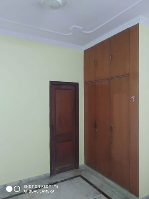 Room in 2.5 BHK Builder Floor at Ashoka Enclave Faridabad, Sector 34 – for Rent