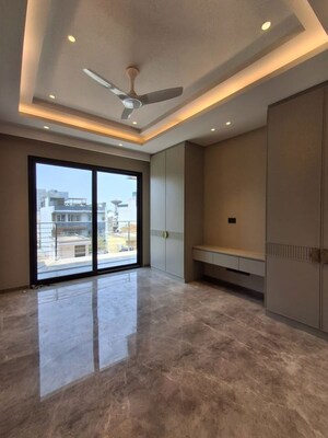 Room in 4 BHK Builder Floor at Unitech Greenwood City Apartment, Sector 45 – for Sale
