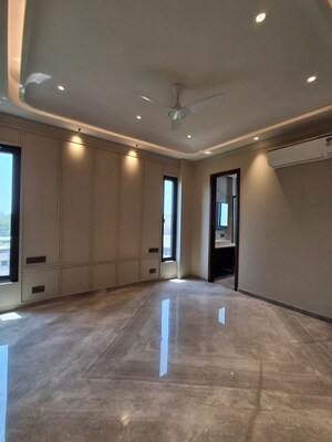 Room in 4 BHK Builder Floor at Unitech Greenwood City Apartment, Sector 45 – for Sale