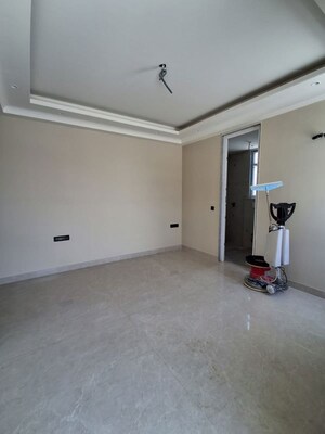 Room in 4 BHK Builder Floor at Unitech Greenwood City Apartment, Sector 45 – for Sale