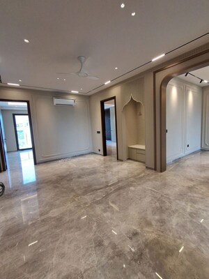 Room in 4 BHK Builder Floor at Unitech Greenwood City Apartment, Sector 45 – for Sale