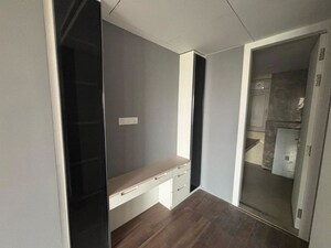 Room in 4 BHK Apartment at Vascon Windermere, Koregaon – for Rent