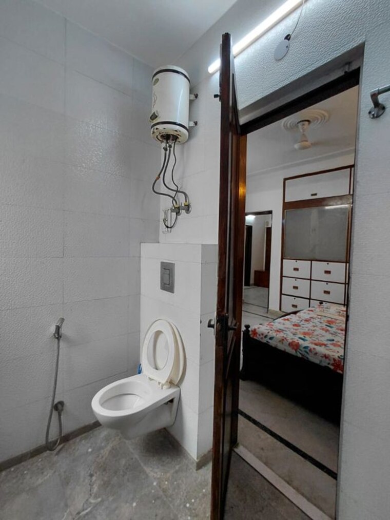 Bathroom, malviya nagar 3 Bedroom 130 Sq.Yd. Builder Floor In Malviya Nagar Delhi 10587764