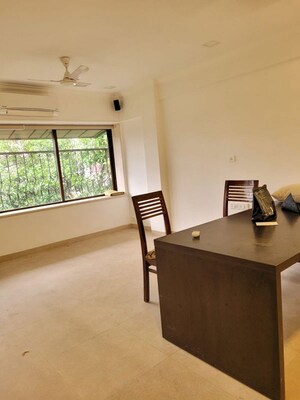 Room in 2.5 BHK Apartment at Bandra West – for Rent