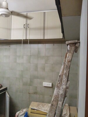 Furnished Amenities in 3 BHK Apartment at Khar West – for Rent