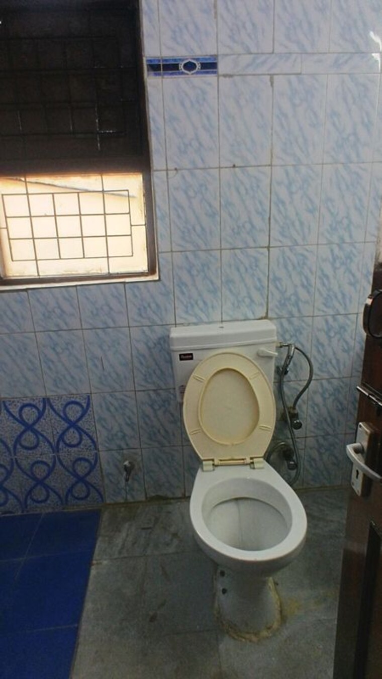 Bathroom, lajpat nagar 4 3 Bedroom 1200 Sq.Ft. Builder Floor In Lajpat Nagar 4 Delhi 10587824