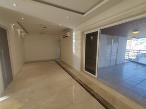 Room in 3 BHK Apartment at Evershine Jewel, Khar West – for Rent