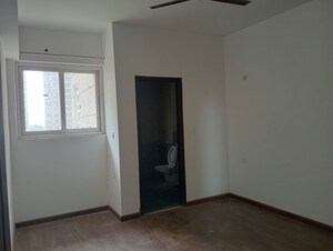 Room in 4 BHK Apartment at DLF The Belaire, Sector 54 – for Sale