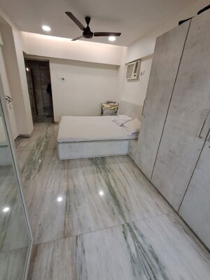 Room in 3 BHK Apartment at Khar West – for Rent