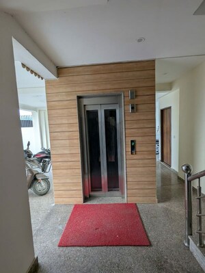 Lift in 2 BHK Builder Floor at Sector 33 – for Rent
