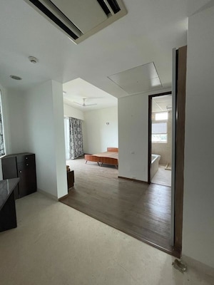 Room in 4 BHK Apartment at Binny Crescent, Benson Town – for Sale