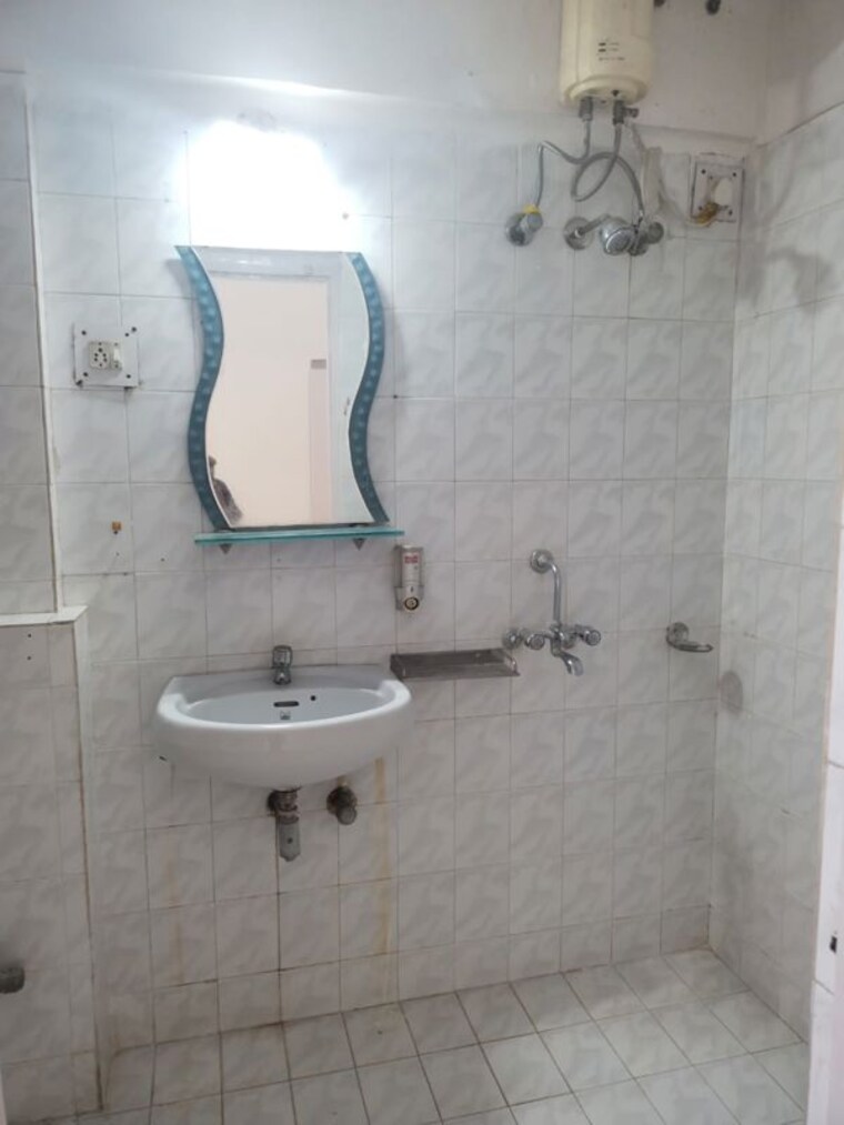 Bathroom, unity-wadala-chs 2 Bedroom 627 Sq.Ft. Apartment In Antop Hill Mumbai 10588145