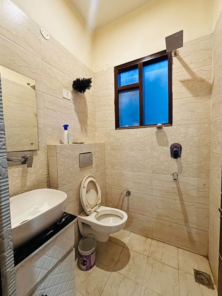 Bathroom, kishanpura 3 Bedroom 110 Sq.Yd. Builder Floor In Kishanpura Zirakpur 10588165