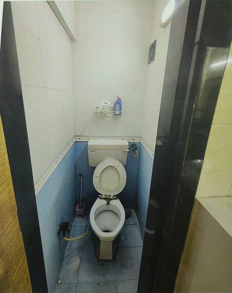 Bathroom, shashtri nagar 1 Bedroom 650 Sq.Ft. Apartment In Shashtri Nagar Mumbai 10588245