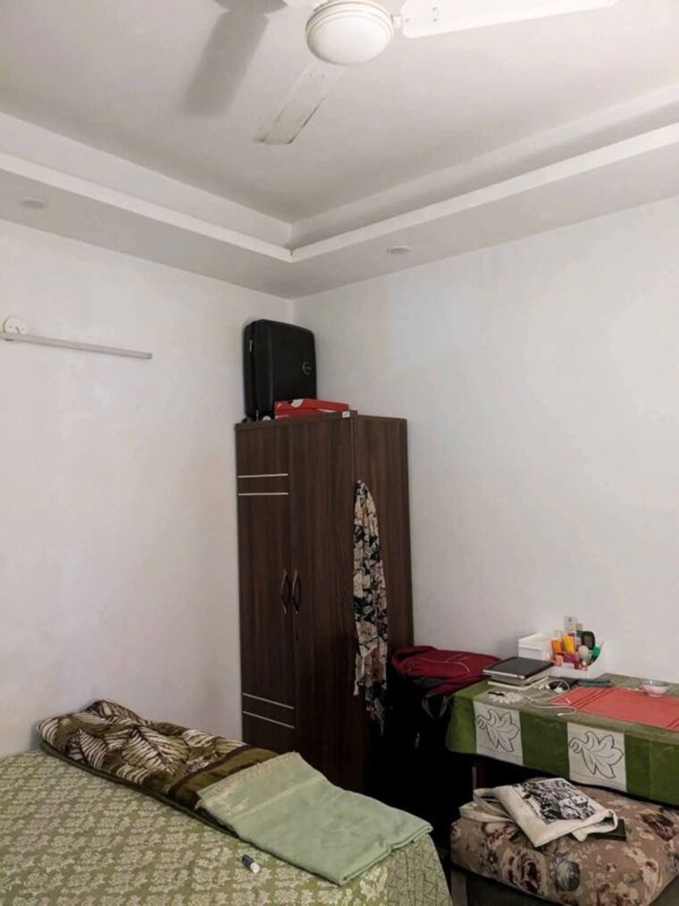 Room, freedom fighters enclave 1 Bedroom 450 Sq.Ft. Apartment In Freedom Fighters Enclave Delhi 10588281
