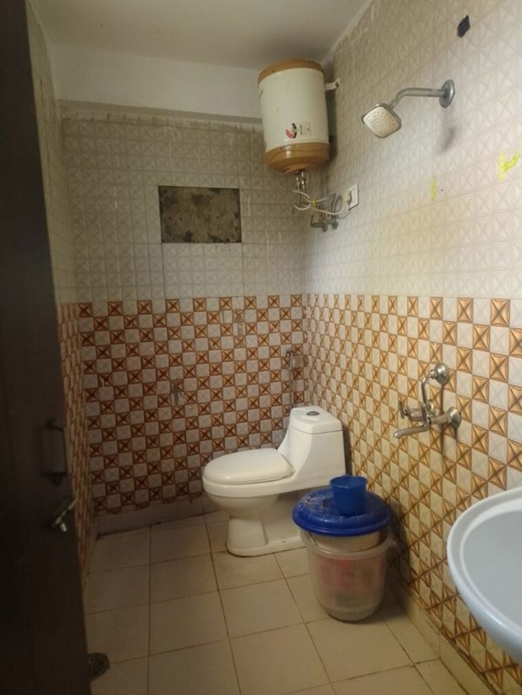 Bathroom, freedom fighters enclave 1 Bedroom 450 Sq.Ft. Apartment In Freedom Fighters Enclave Delhi 10588323