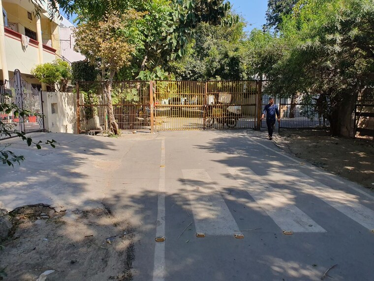 Parking, vasundhara sector 2b 2.5 Bedroom 100 Sq.Yd. Independent House In Vasundhara Sector 2b Ghaziabad 9971762