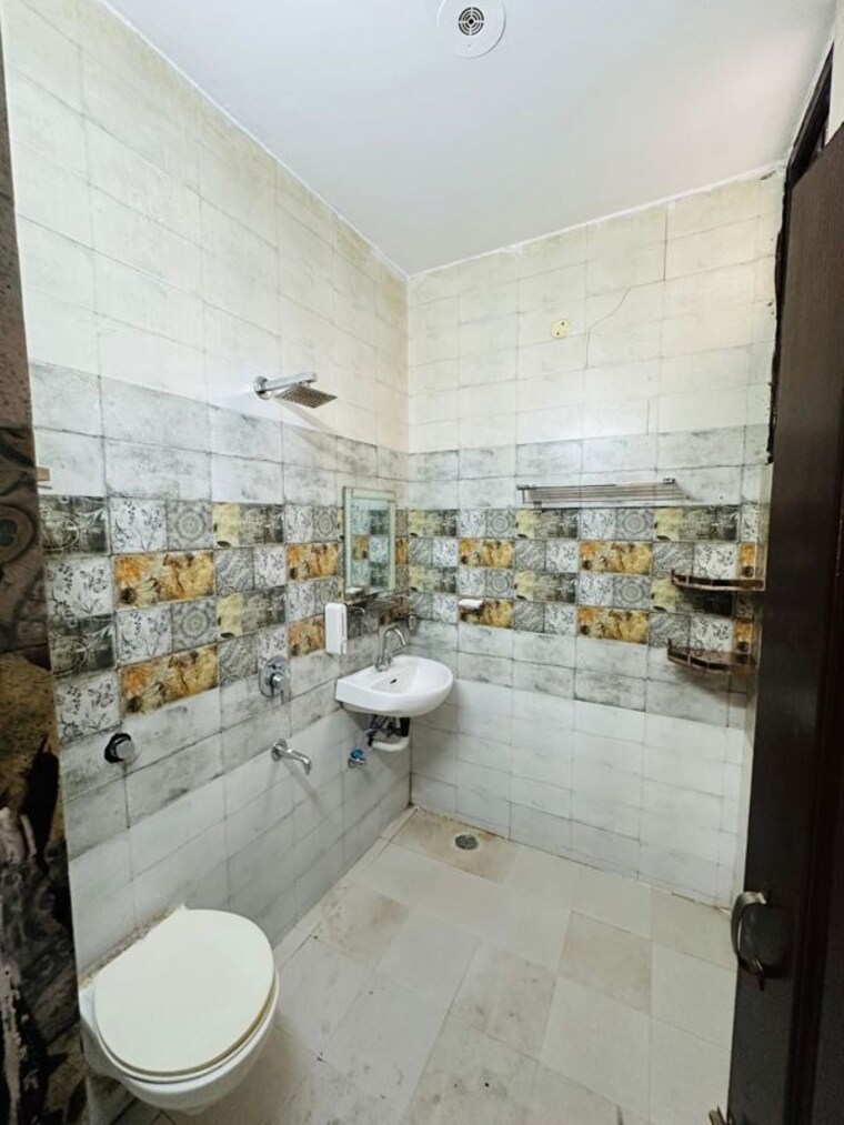 Bathroom, dhakoli 2 Bedroom 900 Sq.Ft. Builder Floor In Dhakoli Zirakpur 10588427