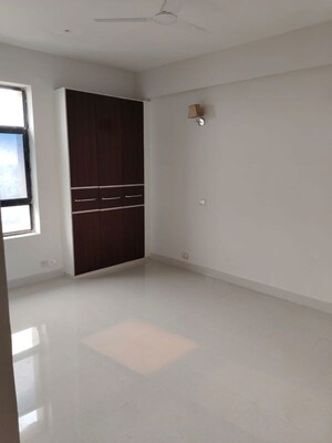 Room in 3 BHK Apartment at Unitech Horizon, Pi Greater Noida – for Sale