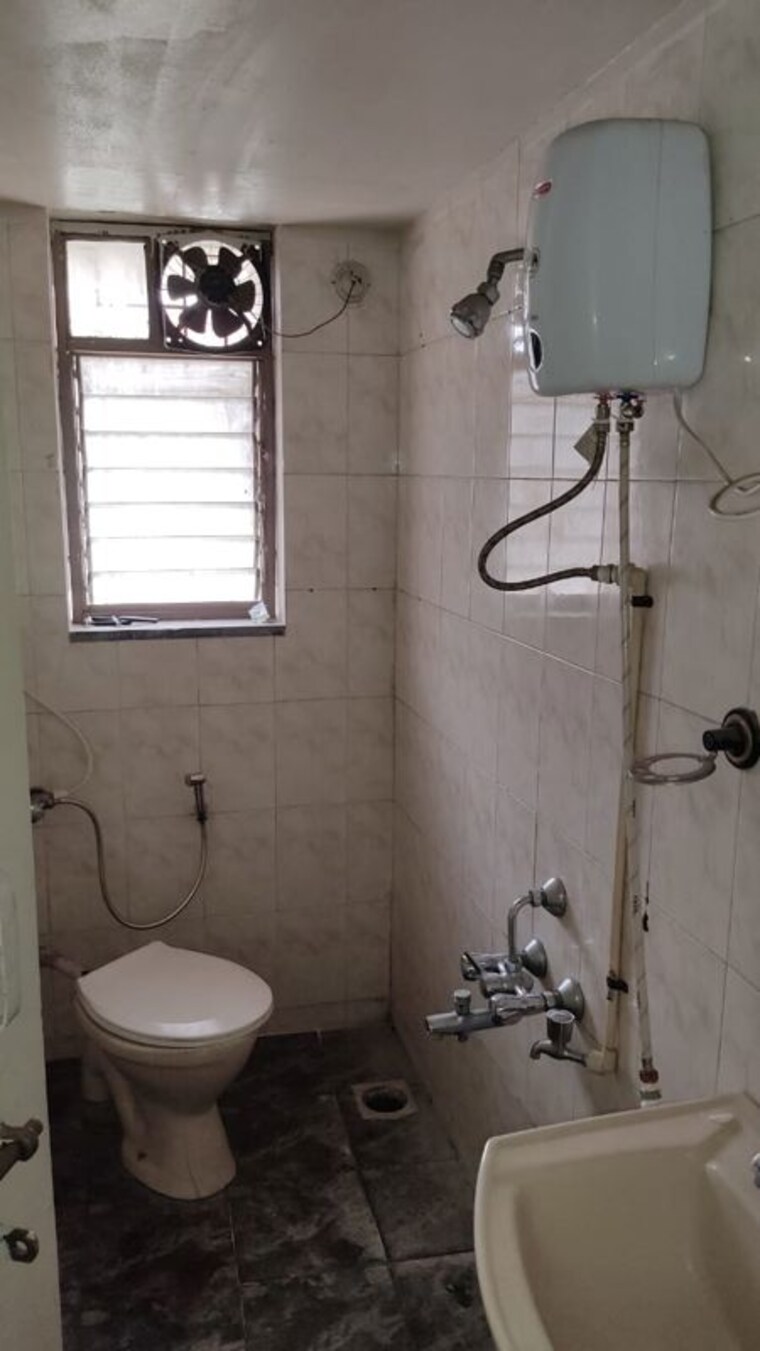 Bathroom, raviraj-patang-plaza Studio 160 Sq.Ft. Independent House In Katraj Pune 10588501