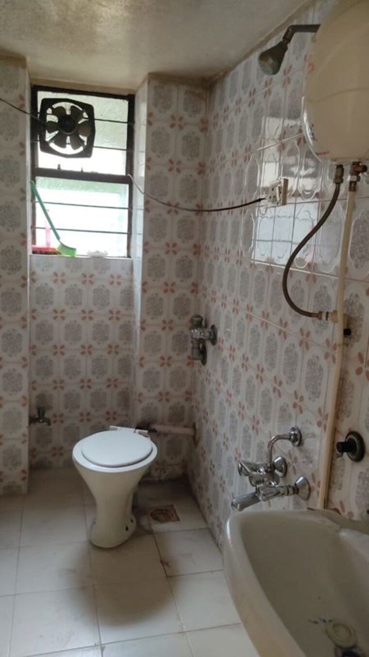 Bathroom, raviraj-patang-plaza Studio 160 Sq.Ft. Independent House In Katraj Pune 10588501