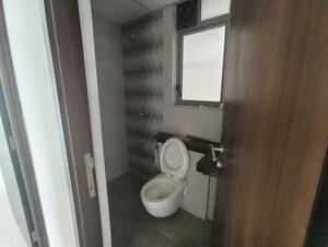 Bathroom in 1.5 BHK Apartment at Kalpataru Elitus, Mulund West – for Rent