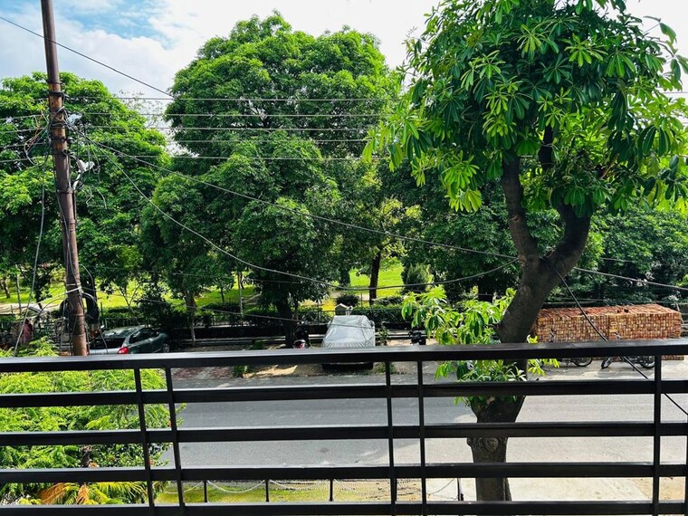 Garden, sector 52 3 Bedroom 200 Sq.Ft. Independent House In Sector 52 Noida 10588613